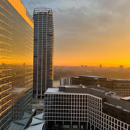Апартаменти Eurovea Tower River View Down Town Братислава