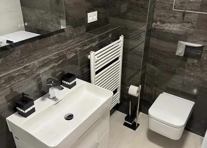 Апартаменти Eurovea Tower River View Down Town Братислава