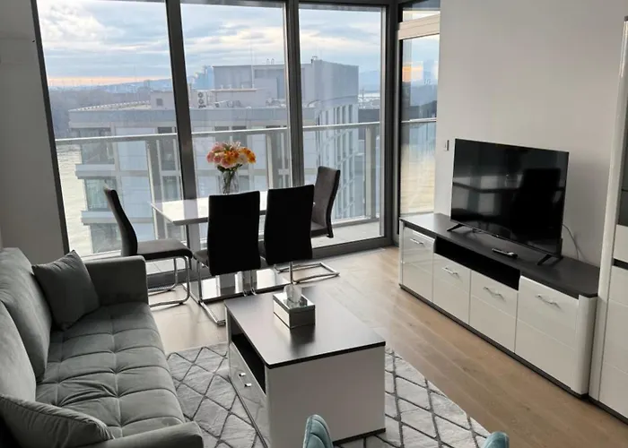 Eurovea Tower River View Down Town ブラチスラヴァ