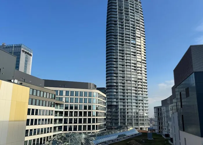 Eurovea Tower River View Down Town ブラチスラヴァ